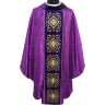 Casulla con cuello y estolón de terciopelo morado 